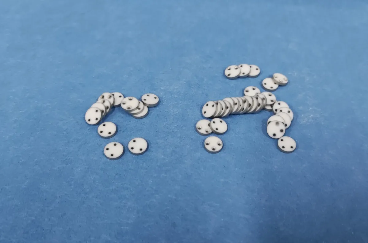 Disco de metalización de cerámica de alúmina con 3 orificios para encapsulado TO