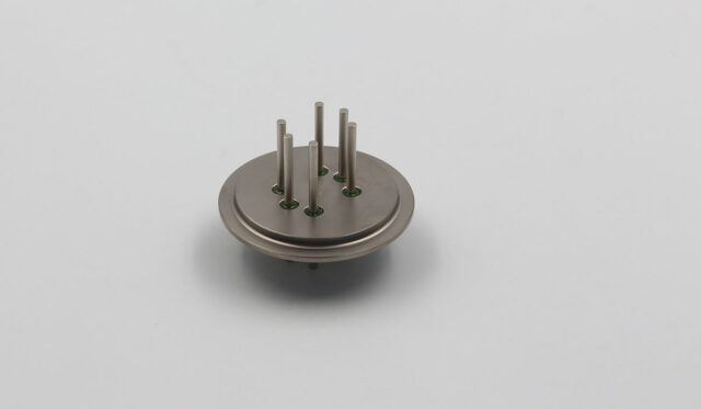 Glass to metal sealing mechanism