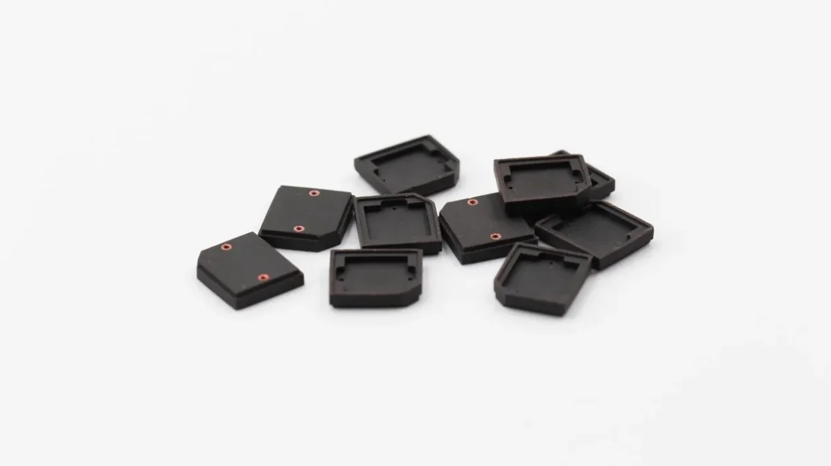 遮光を超えて：オプトエレクトロニクスパッケージにおける黒色アルミナセラミックスの帯電防止効果