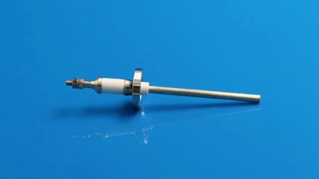 Power penetration device for vacuum