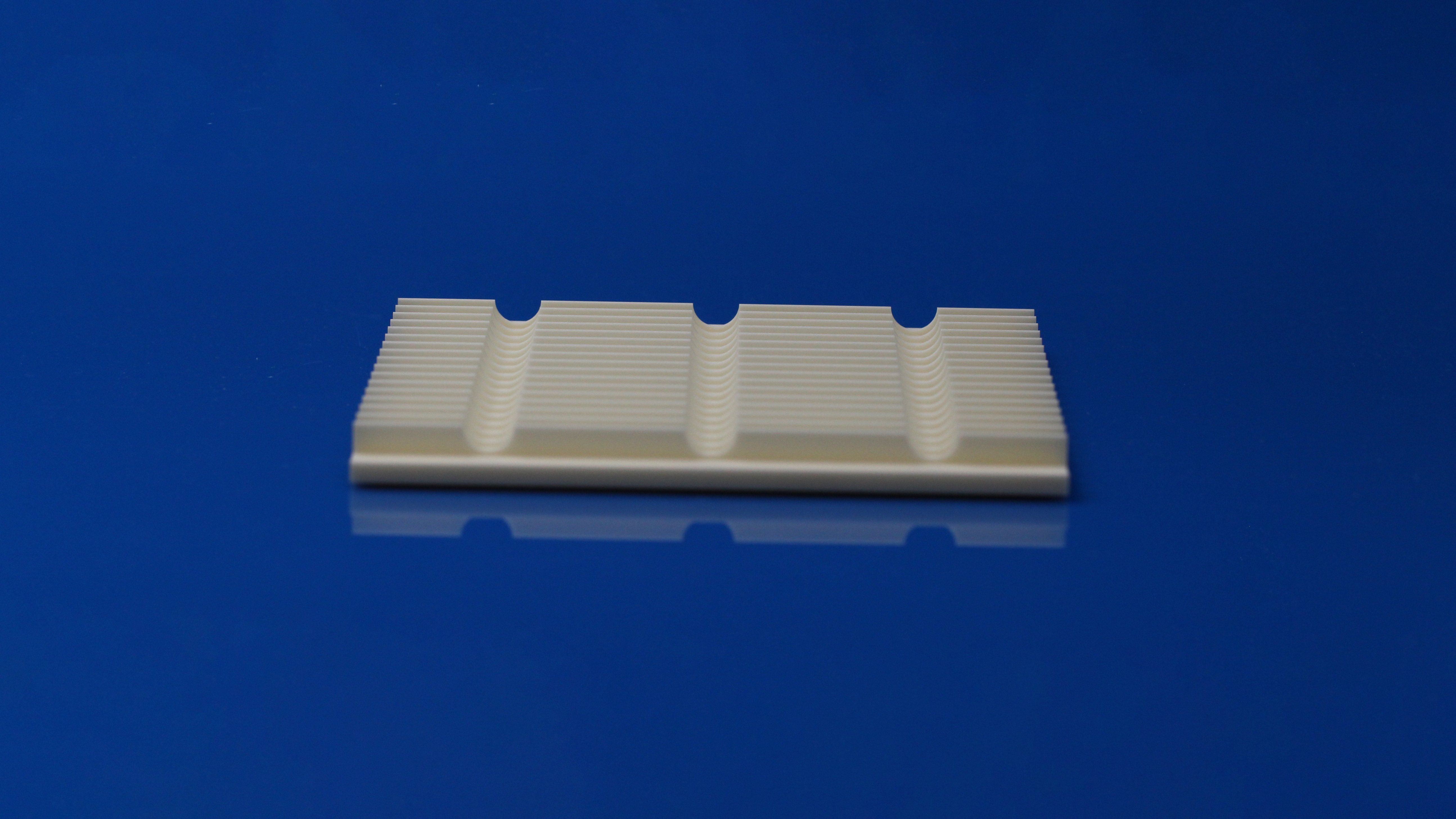 Precision alumina setter plates for MIM sintering